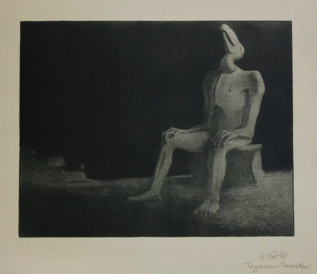 Extraño ídolo con cabeza de pájaro sentado sobre una piedra rectangular y con la cabeza inclinada hacia atrás, mirando al cielo.