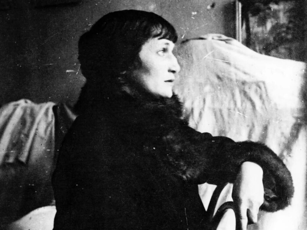 Foto de perfil en blanco y negro de Anna Ajmátova.