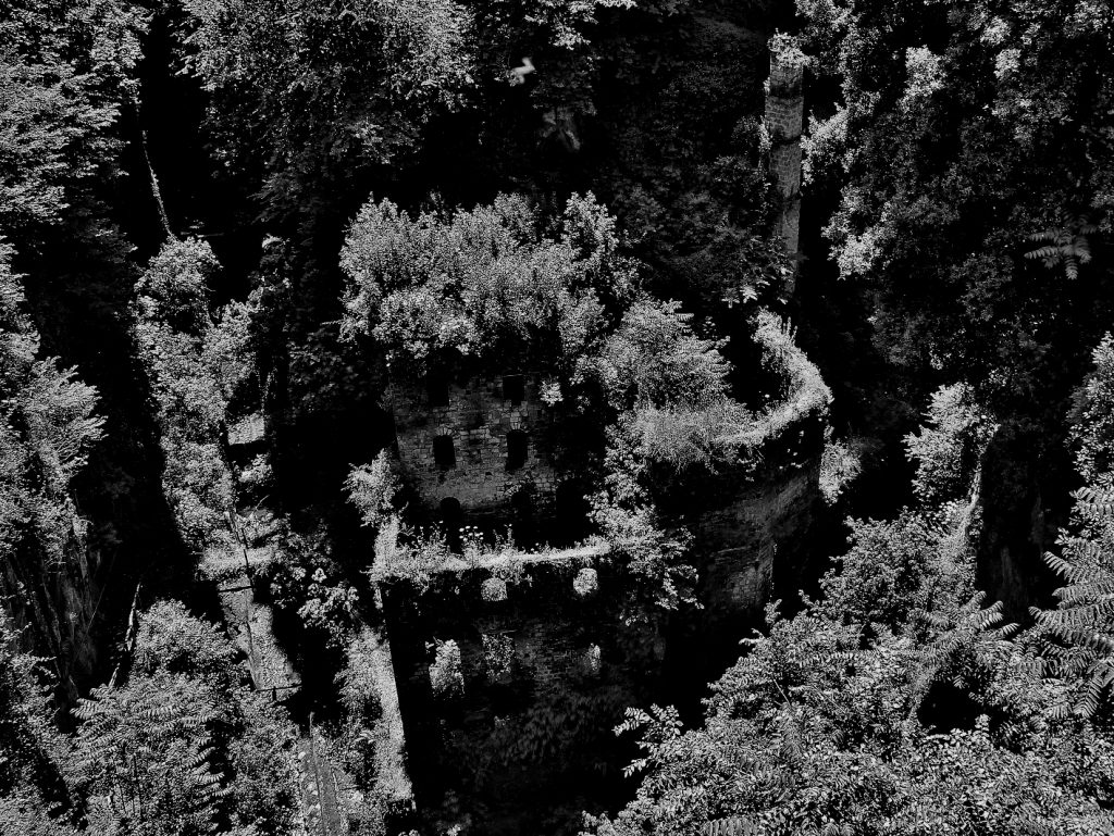 Building from Vallone dei Mullini, Sorrento, Italy (mod. b-w from Sue Roehl Flickr, 2014)