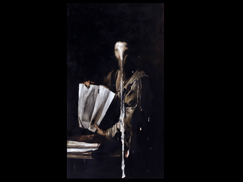 Hombre sosteniendo un libro abierto. Su cara está deformada y las páginas parecen en blanco.